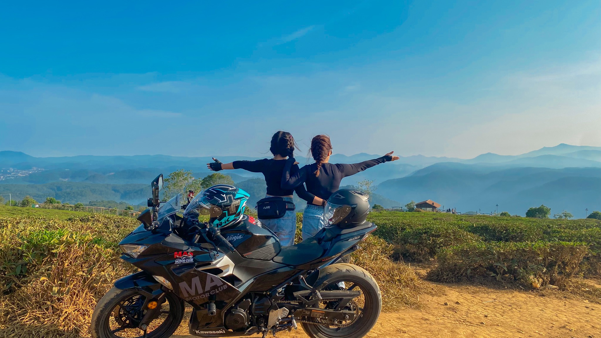 Nữ phượt thủ U60 cầm sport bike phượt Đà Lạt