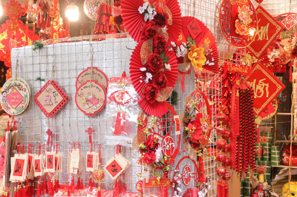 Kinh doanh đồ trang trí Tết: Nghề thời vụ nhưng lãi cao