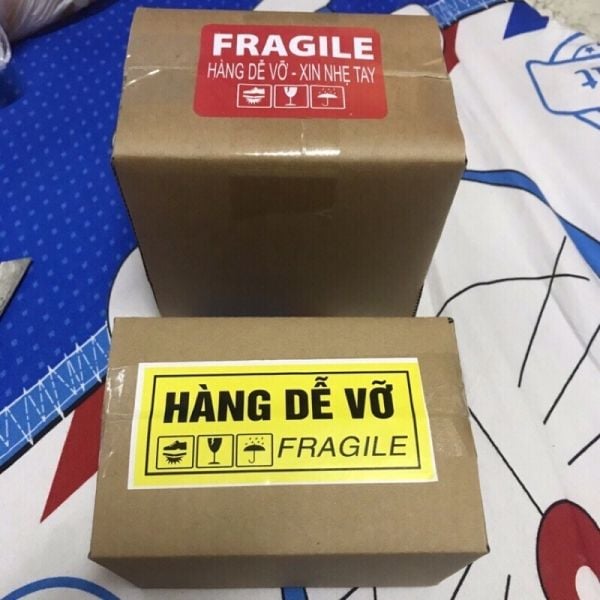 Dán tem cảnh báo hàng dễ vỡ bên ngoài thùng hàng sẽ giúp shipper chú ý và cẩn thận hơn với hàng hóa của bạn.