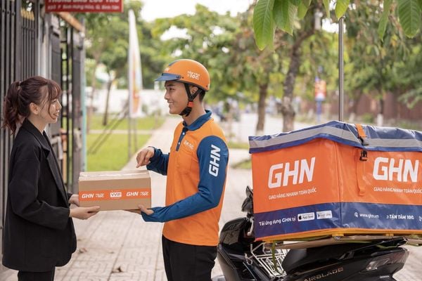 Chỉ cần shop lên đơn, shipper GHN sẽ đến lấy hàng - giao ngay, hàng tới tay - khách ưng ý!