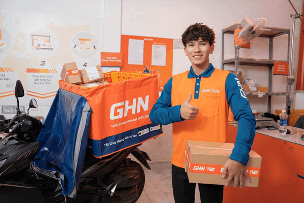 Đội ngũ shipper GHN rất cẩn thận khi giao hàng, bảo đảm kiện hàng đến nơi an toàn.