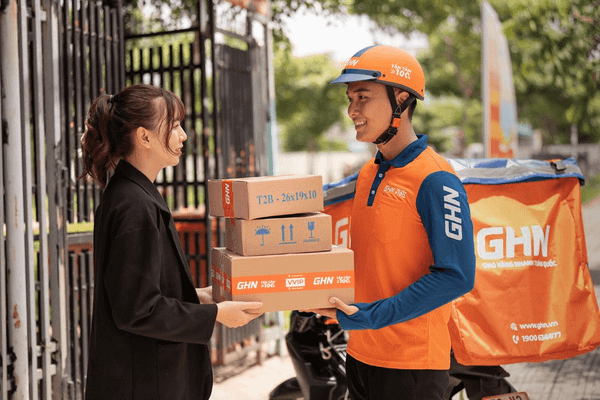 Đội ngũ shipper GHN phục vụ chuyên nghiệp, đảm bảo đơn hàng được giao đúng hẹn - đúng nơi trong thời gian nhanh nhất.