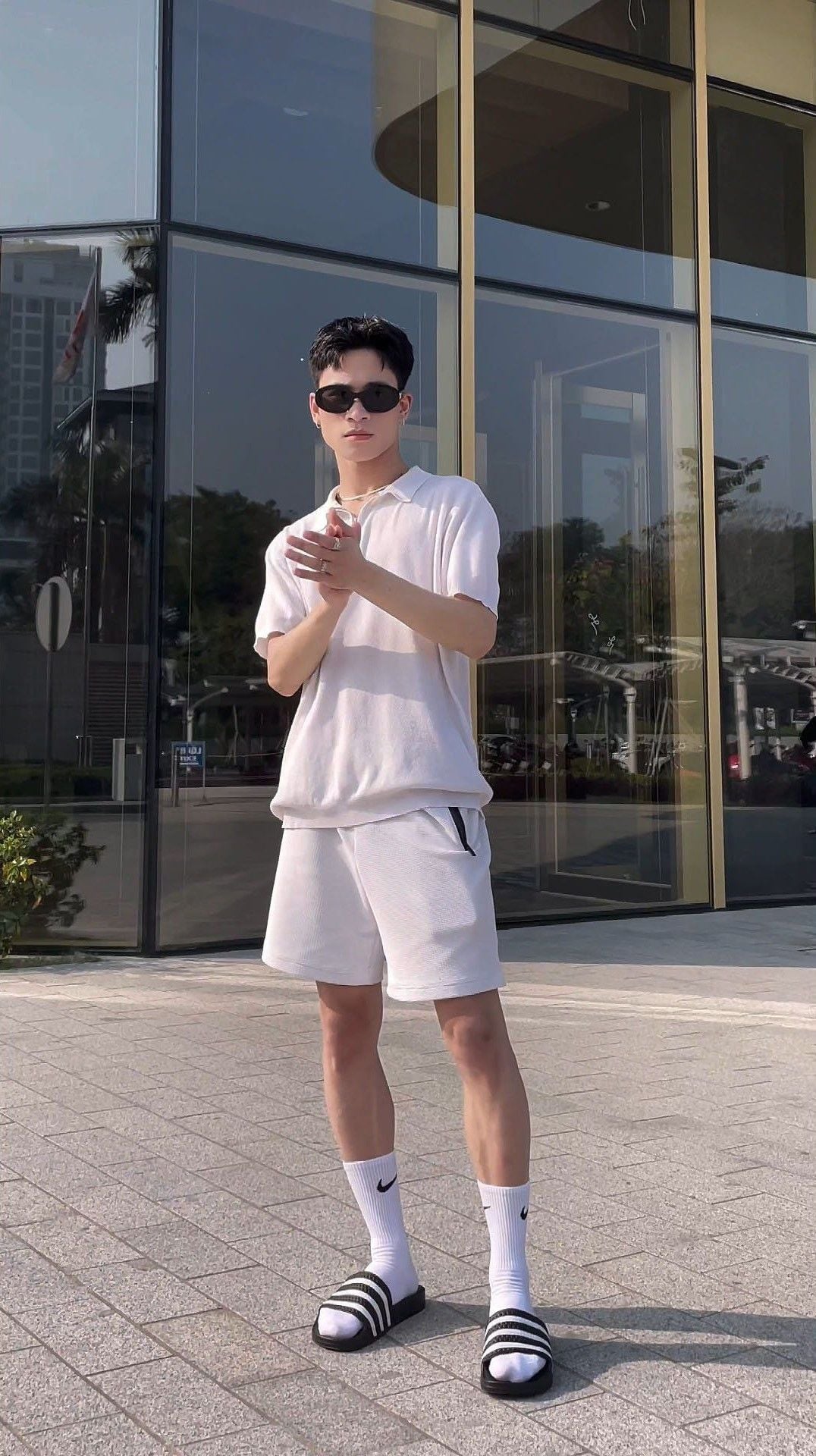 TẠI SAO NHỮNG ĐÔI DÉP TRẮNG TINH CỦA BẠN LẠI BỊ Ố VÀNG VÀ CÁCH XỬ LÍ ĐƠN GIẢN