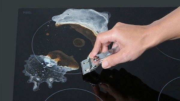 Loại bỏ vết cháy trên mặt bếp bằng dao chuyên dụng
