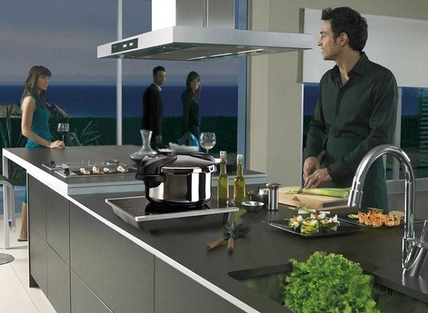 Bạn sẽ thoải mái sinh hoạt trong không gian bếp lúc đang nấu nếu trang bị máy hút mùi​