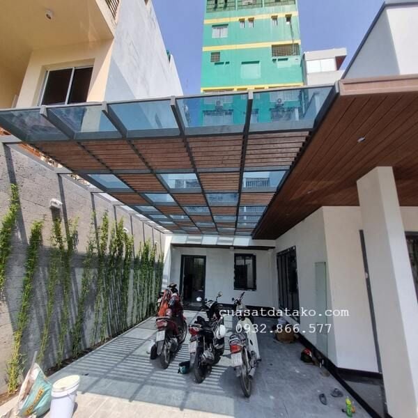 THI CÔNG TRẦN GỖ NHỰA NGOÀI TRỜI TẠI HCM