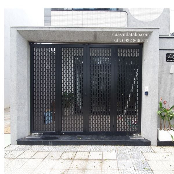 cửa cổng sắt 4 cánh tự động âm sàn