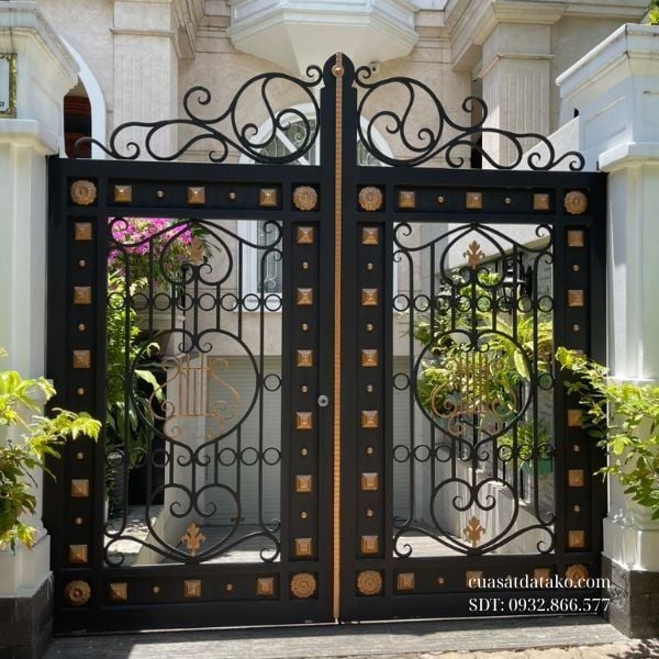 mẫu cửa cổng sắt mỹ thuật 2 cánh