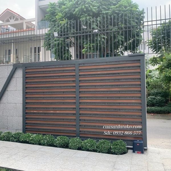 cửa cổng sắt lùa 1 cánh kết hợp gỗ nhựa