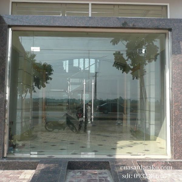 cửa kính cường lực 2 cánh mở quay