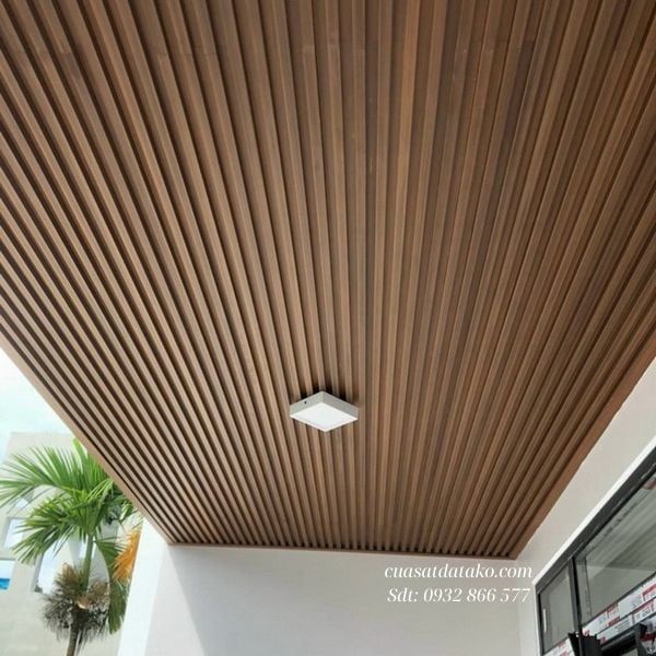 trần gỗ nhựa làm sóng ngoài trời