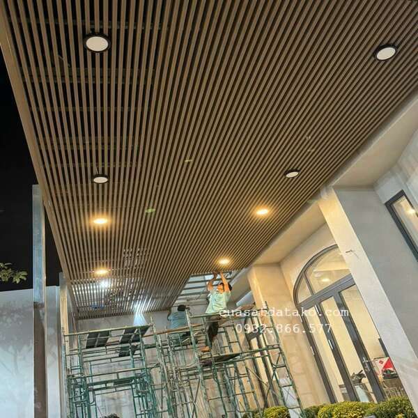 lam sóng trần gỗ nhựa ngoài trời