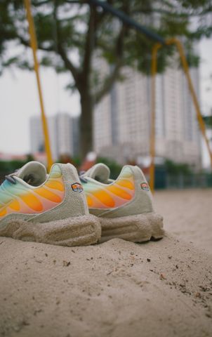 “Hoàng hôn trên bãi biển” tô điểm cho Nike Air Max Plus.