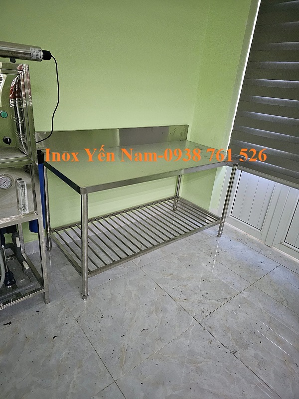 Bàn inox- tạo điểm nhấn cho không gian bếp công nghiệp