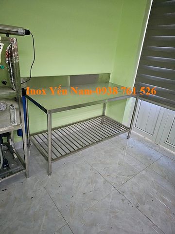 Bàn inox- tạo điểm nhấn cho không gian bếp công nghiệp
