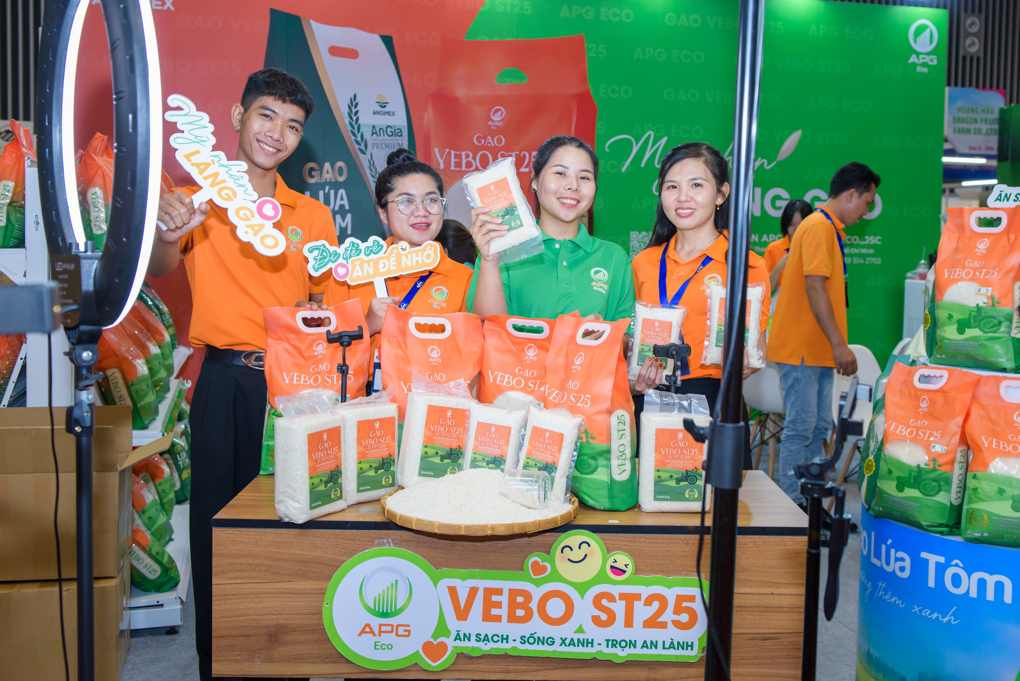 Nhân viên gen Z của APG ECO livestream trực tiếp tại HCMC Export 2024 để... bán gạo