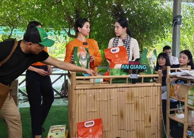 4 giờ livestream chốt đơn 23 tấn gạo lẻ, doanh nghiệp giao hàng ra sao?