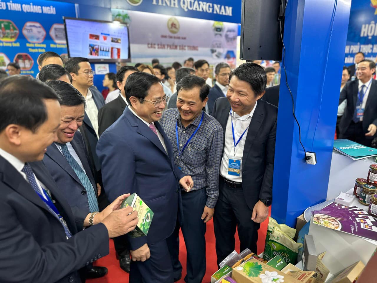 THỦ TƯỚNG CHÍNH PHỦ PHẠM MINH CHÍNH GHÉ THĂM GIAN HÀNG MỘC TRULY HUE'S