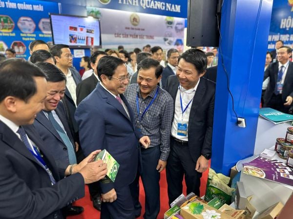 THỦ TƯỚNG CHÍNH PHỦ PHẠM MINH CHÍNH GHÉ THĂM GIAN HÀNG MỘC TRULY HUE'S