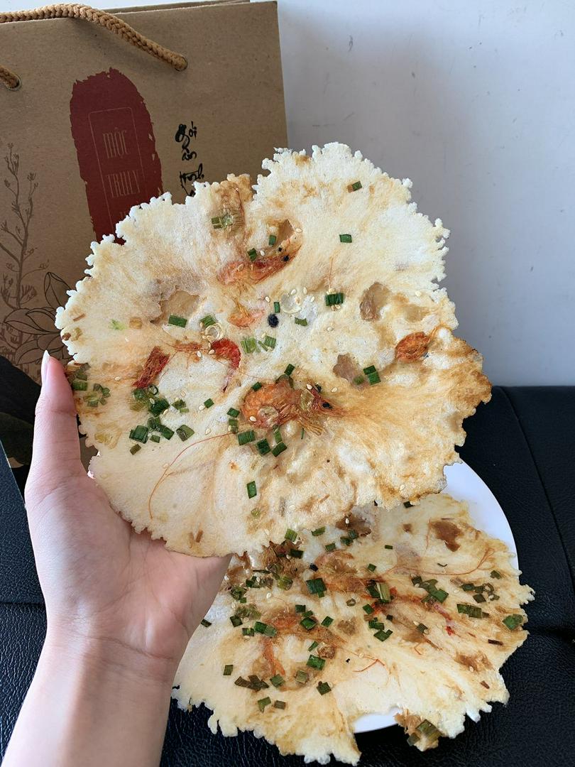 DU HỌC SINH MỸ LẦN ĐẦU THƯỞNG THỨC BÁNH ÉP O MỘC