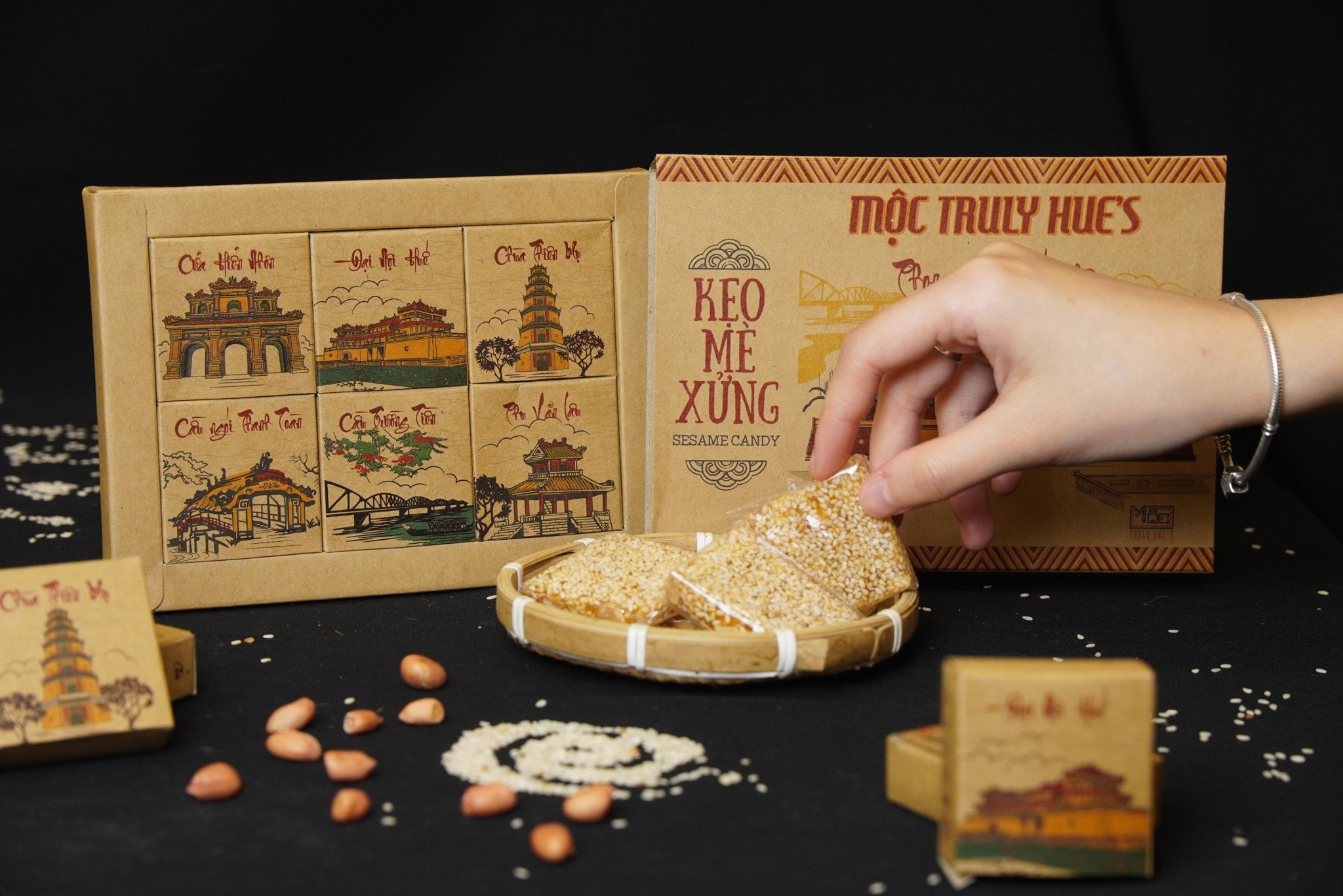 DẤU ẤN DI SẢN CỐ ĐÔ TRÊN HỘP KẸO MÈ XỬNG NHÀ MỘC