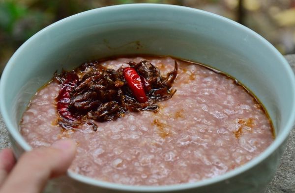 BÍ QUYẾT NẤU CHÁO GẠO ĐỎ ĂN KÈM CÁ BỐNG KHO