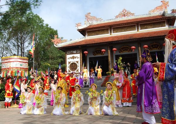 Du Xuân đến Cố Đô Huế thì mua gì về làm quà?