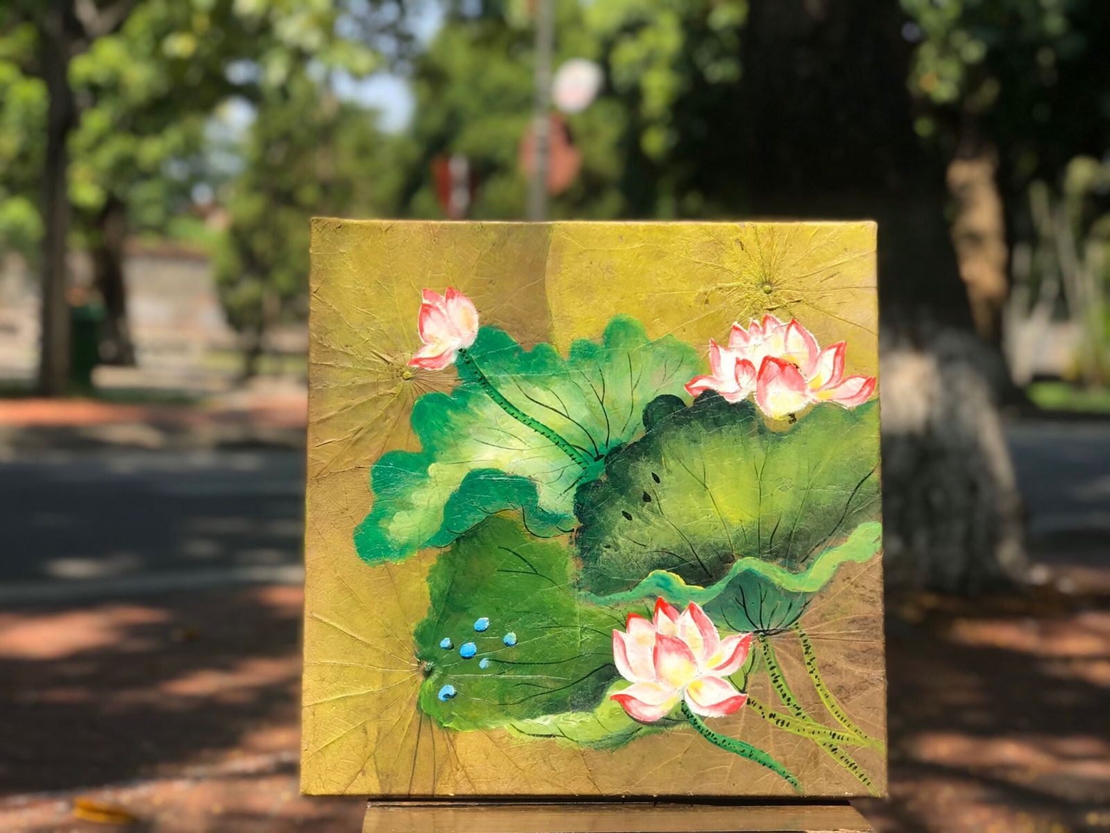 Vẽ tranh trên lá sen