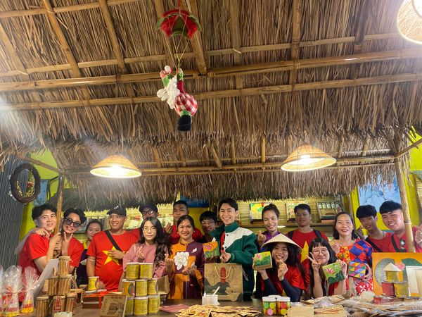 TikToker Thiện Nhân trải nghiệm Bánh Ép O Mộc