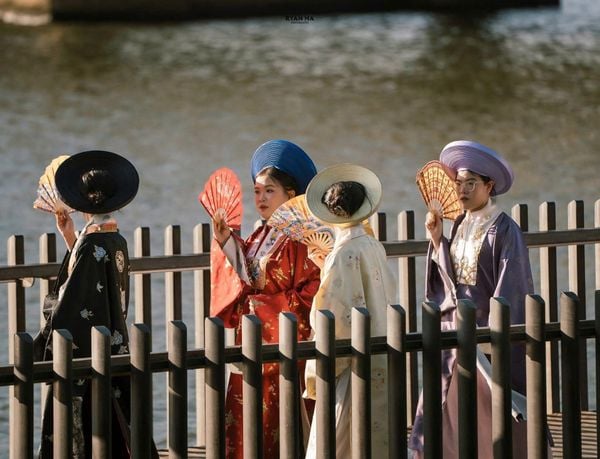 Phối quạt tay với cổ phục – Bí quyết lên hình đẹp chuẩn hoài cổ