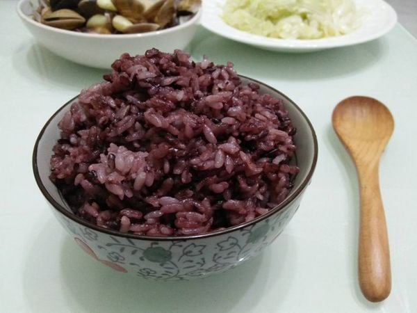 đối tượng dùng gạo nếp cẩm và gạo lứt đen giòn không giống nhau