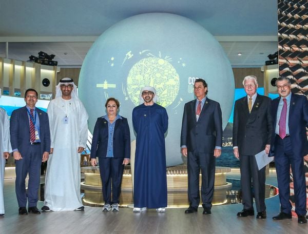 Sheikh Abdullah bin Zayed, Bộ trưởng Bộ Ngoại giao và Hợp tác Quốc tế, (giữa), cùng Tiến sĩ Sultan Al Jaber, Bộ trưởng Bộ Công nghiệp và Công nghệ tiên tiến và Chủ tịch Cop28 mới được chỉ định, (thứ hai từ phải sang), và các quan chức cấp cao khác tại sự kiện này.