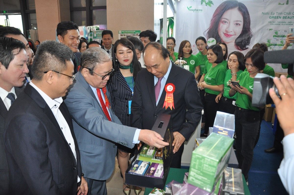 Thủ tướng Nguyễn Xuân Phúc – Chủ tịch Hội Nông Dân Việt Nam Thào Xuân Sùng ghé thăm gian hàng cà phê trái cây Meet More
