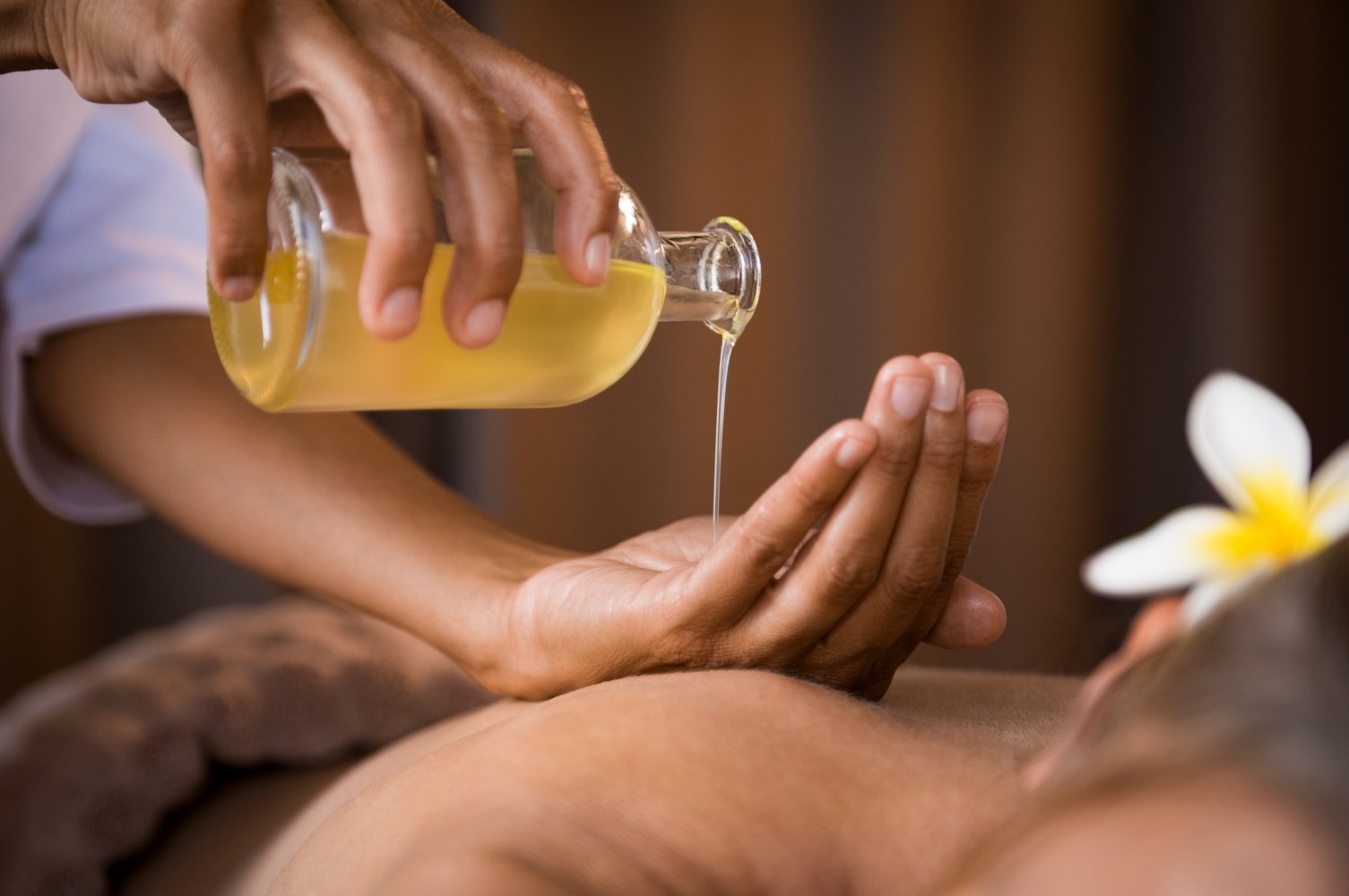 Dầu massage và cách chúng hoạt động với làn da như thế nào