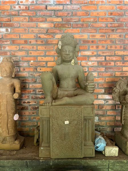 Tượng Cham bằng đá đa dạng, đủ mọi kích thước
