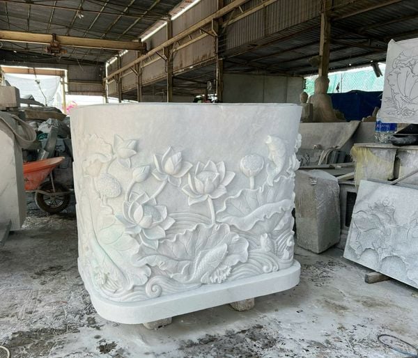 Bục tượng được thiết kế và điêu khắc hồ sen - cá