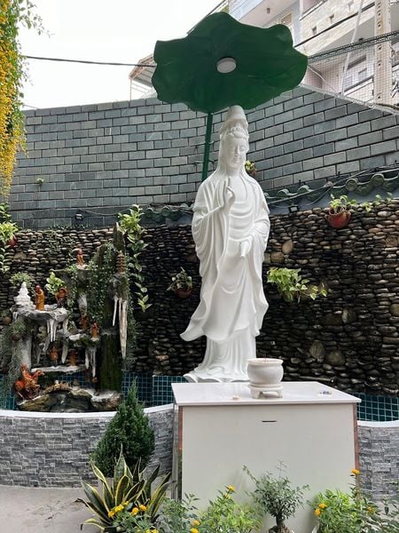 Lọng che tượng bằng lá sen gắn đèn chiếu sáng