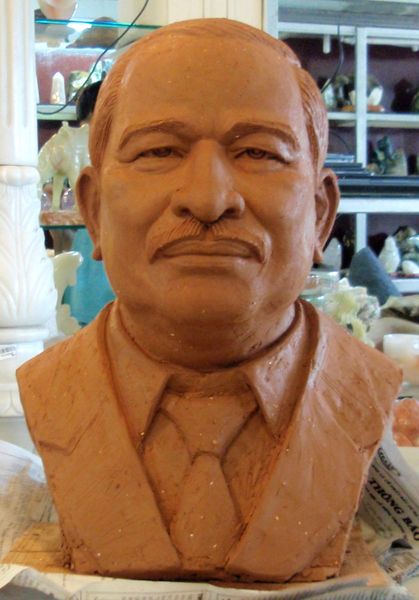 Tượng chân phác thảo bằng đất sét doanh nhân Hoàng Lai