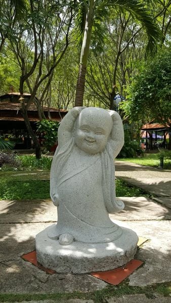 Tượng chú tiểu bắn tim bằng đá granite tự nhiên