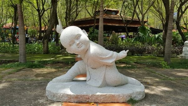 Tượng chú tiểu múa võ bằng đá granite tự nhiên
