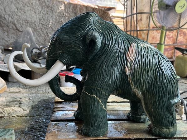 Bức Tượng voi - ngà trắng đang được diêu khắc tại xưởng Ngũ Hành Sơn
