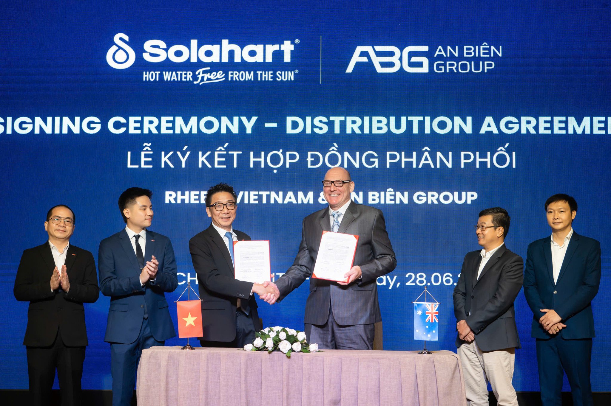 AN BIÊN GROUP KÝ HỢP ĐỒNG PHÂN PHỐI VỚI PANASONIC VÀ SOLAHART
