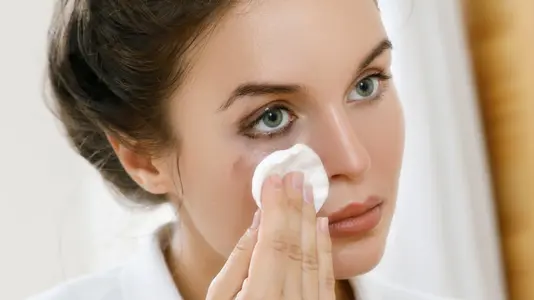 9 điều cần tránh khi tẩy trang nếu không muốn da nhanh lão hóa