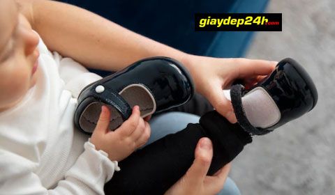 MẸO XỬ LÝ TRẺ BỊ ĐAU CHÂN KHI ĐI GIÀY MỚI