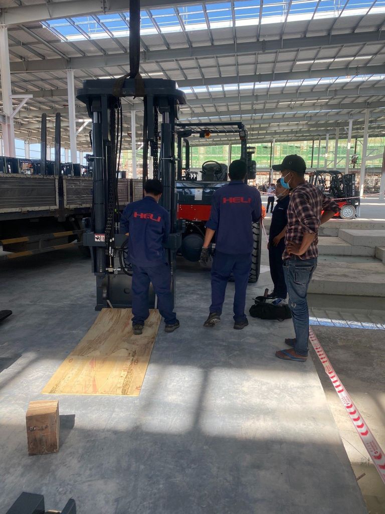 Kỹ thuật viên sửa xe nâng giàu kinh nghiệm