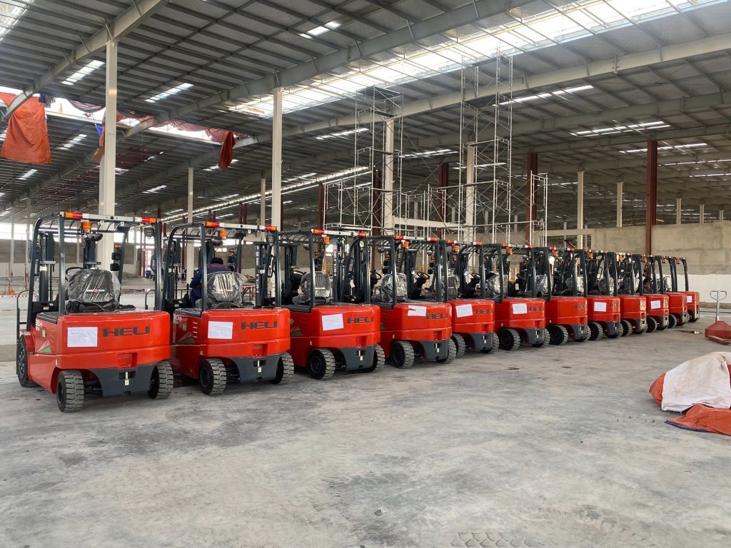 Khách hàng ở khu công nghiệp thuê xe nâng