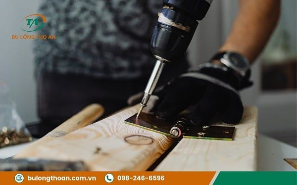 Khoan lỗ trên đầu ốc lục giác chìm