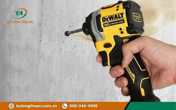 Cách vặn ốc bị lờn cực hiệu quả - Cách 2: Dùng máy bắt vít để vặn ốc bị lờn