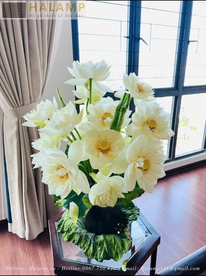 Bàn góc gỗ tự nhiên đặt bình cắm hoa