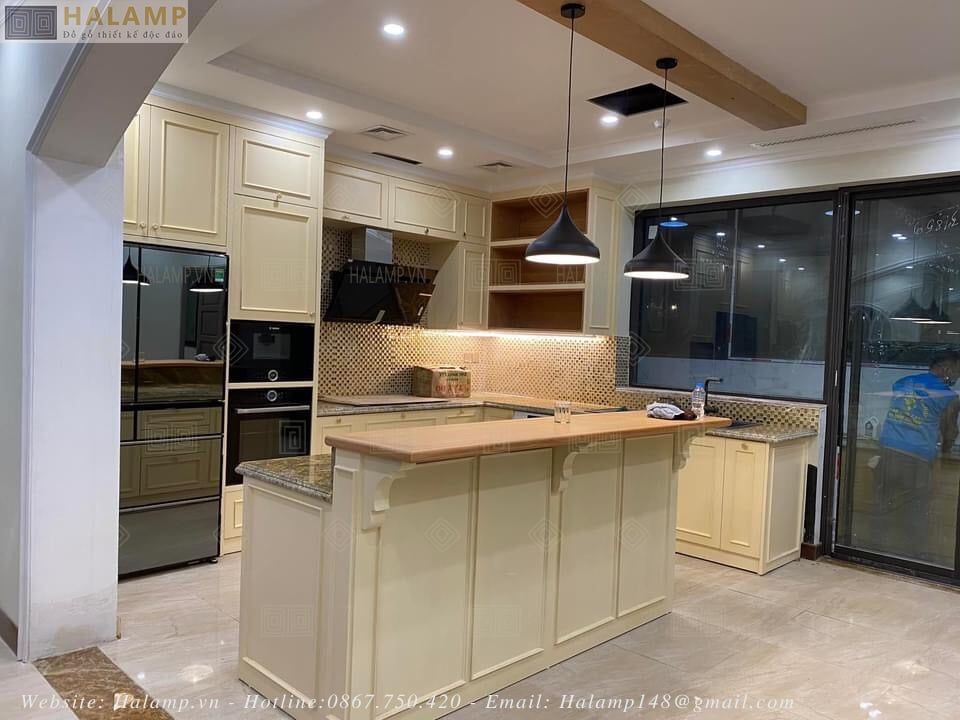 Tủ bếp gỗ gõ kết hợp công nghiệp thùng gỗ nhựa